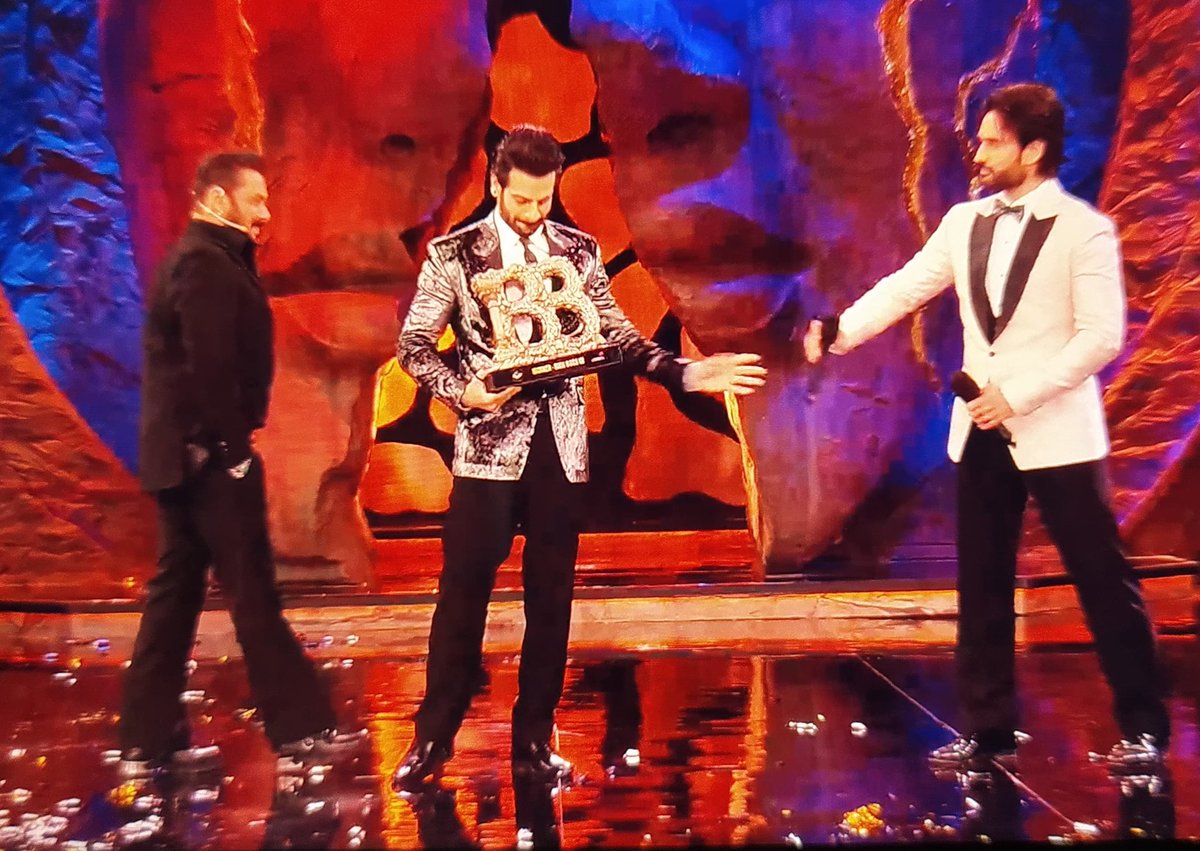 Anubhav_Memerz's tweet photo. It's like a literal dream 😭😭😭😭

#KaranveerMehra won #BiggBoss18

Second contestant after legend #SidharthShukla to win both Khatron ke Khiladi and Bigg Boss..

He made so many haters that everyone were upset except #ChumDarang &amp; Shilpa 🔥❤️
#BB18 #BiggBoss18Finale https://t.co/mhIpZNKzAQ