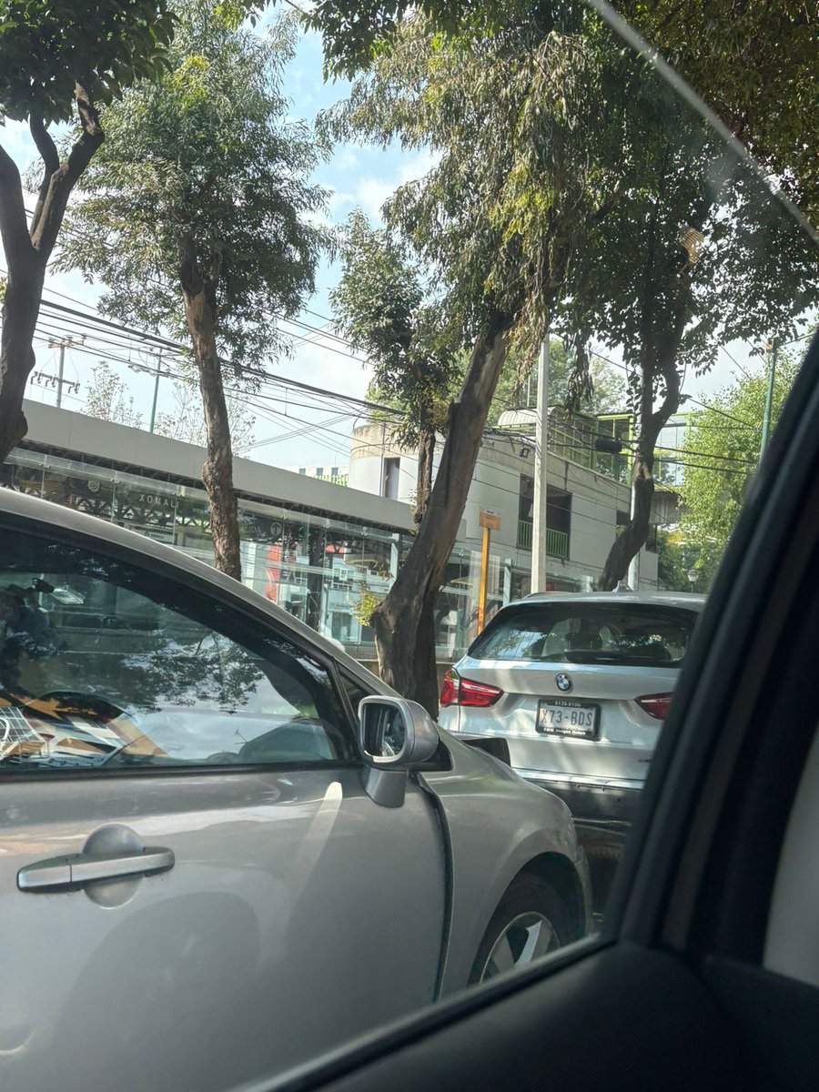 Atención vecinos:

Hay un accidente en el que se vieron involucrados 2 vehículos particulares y 1 pipa de agua, en Calz. #Mexico_Xochimilco, antes de Forestal, frente a la estación del tren ligero Xomali, dirección Huipulco.

El avance es lento en la zona 

Tómelo en cuenta.