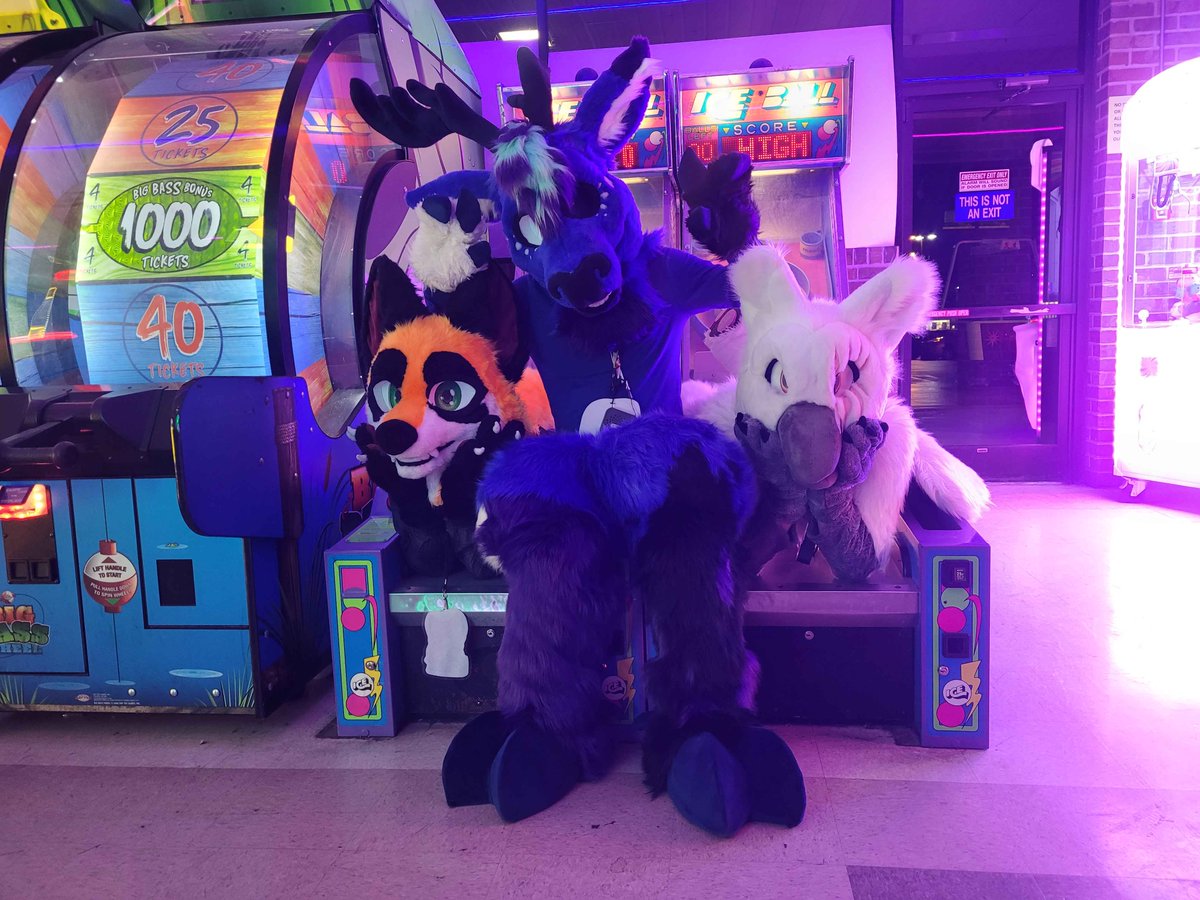 agent_cursed's tweet photo. I went fursuiting at the arcade with some friends and had a really fun time. ^w^ https://t.co/mS71Qf2wOt