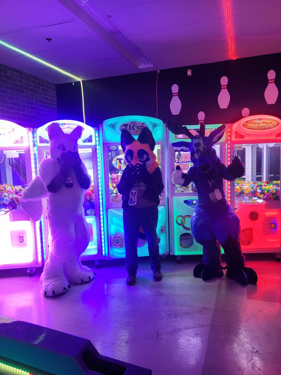 agent_cursed's tweet photo. I went fursuiting at the arcade with some friends and had a really fun time. ^w^ https://t.co/mS71Qf2wOt