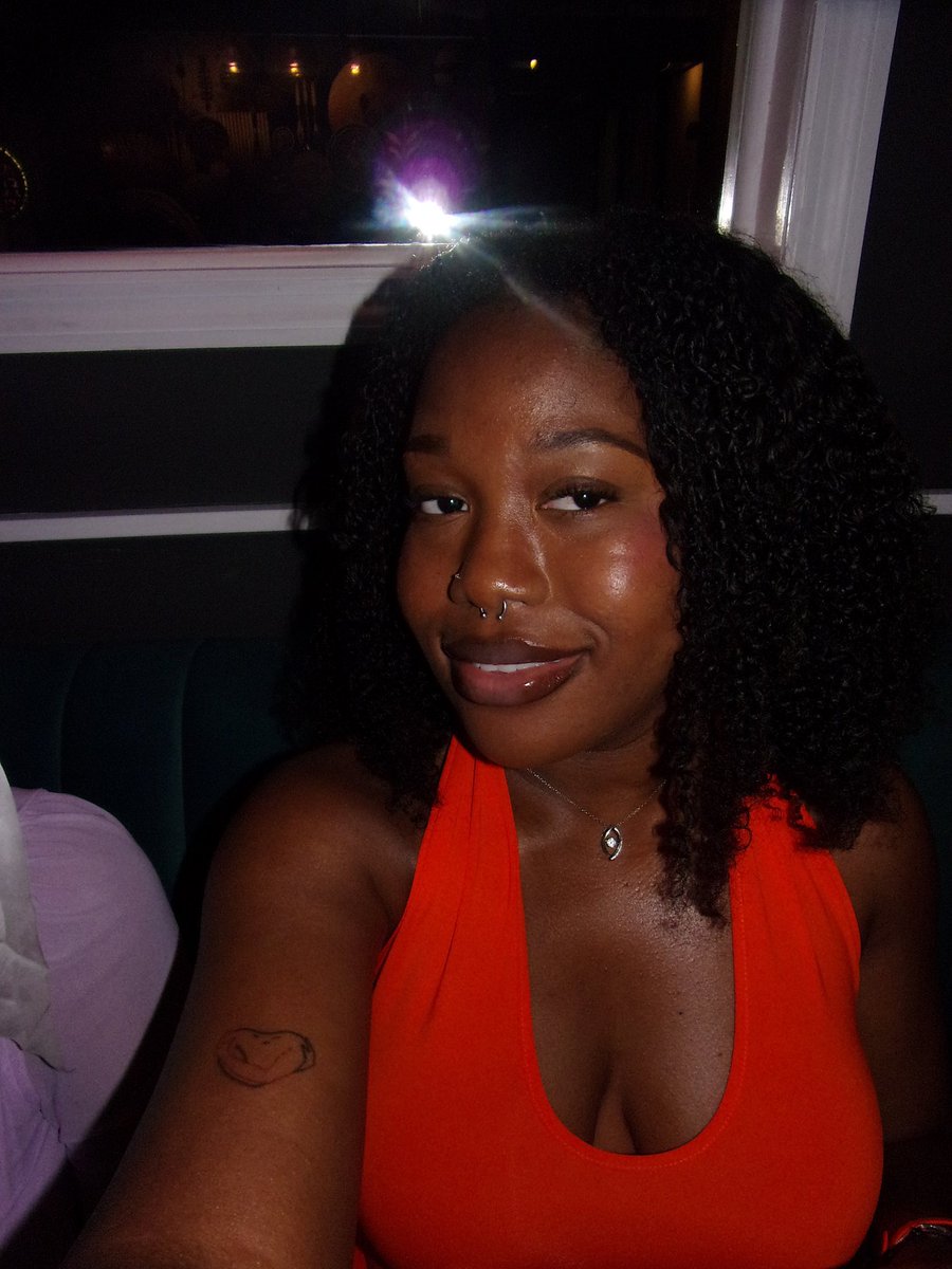dhesteab's tweet photo. Smiling brighter than the dress ✨🧡 https://t.co/YdT23FkRa0