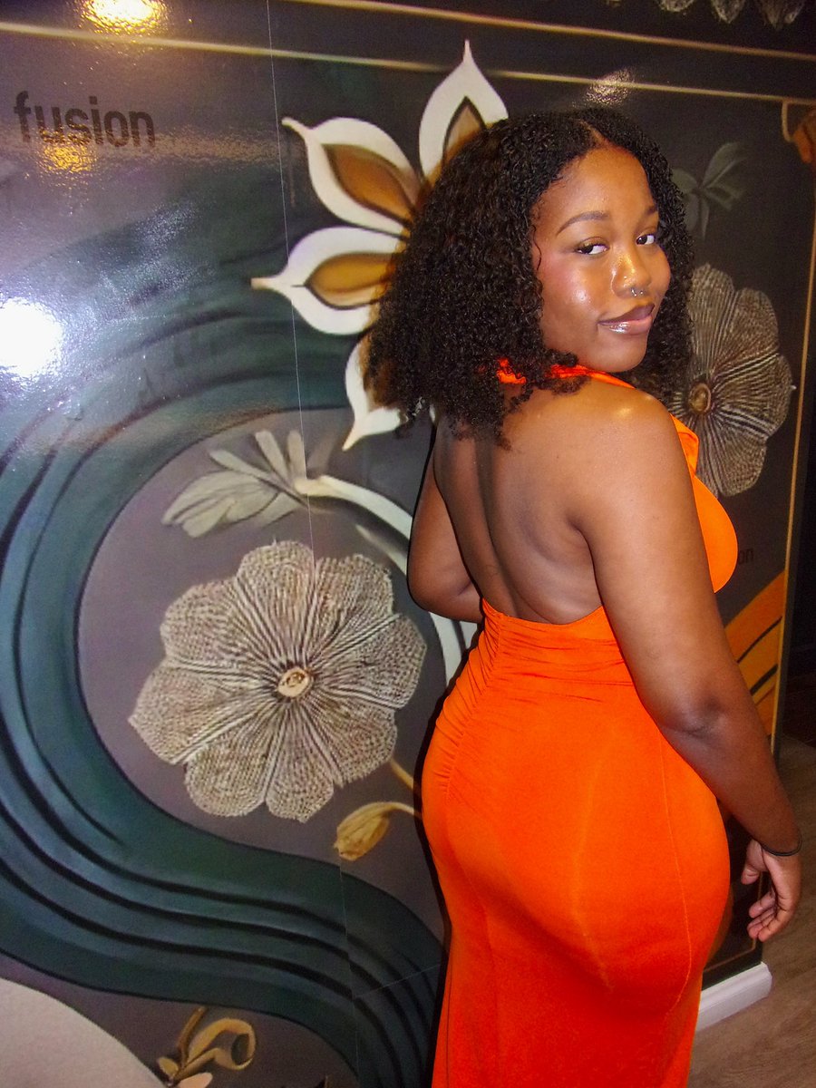 dhesteab's tweet photo. Smiling brighter than the dress ✨🧡 https://t.co/YdT23FkRa0