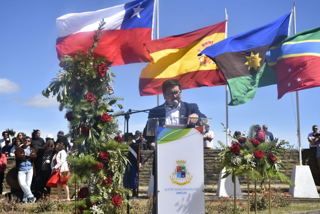 DPPChiloe's tweet photo. •Hoy | En Ancud, autoridades  y la comunidad se dieron cita para conmemorar los 199 años de la anexión de Chiloé. La cita, desarrollada en el Fuerte San Antonio, congregó a un gran marco de público y colocó foco en la concreción y compromisos de avanzar en acciones. https://t.co/HkD0ppzEiI