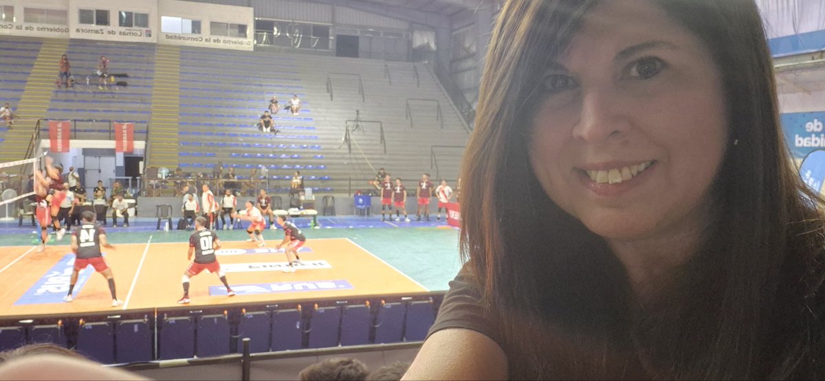 CEsteben's tweet photo. #VOLEYxFoxSports Lomas Voley sigue siendo una gran pasión. Merecería volver a primera. La hinchada sigue intacta. Gracias a todos los que están en el micro estadio mostrando su pasión. https://t.co/5OwOVqXyac