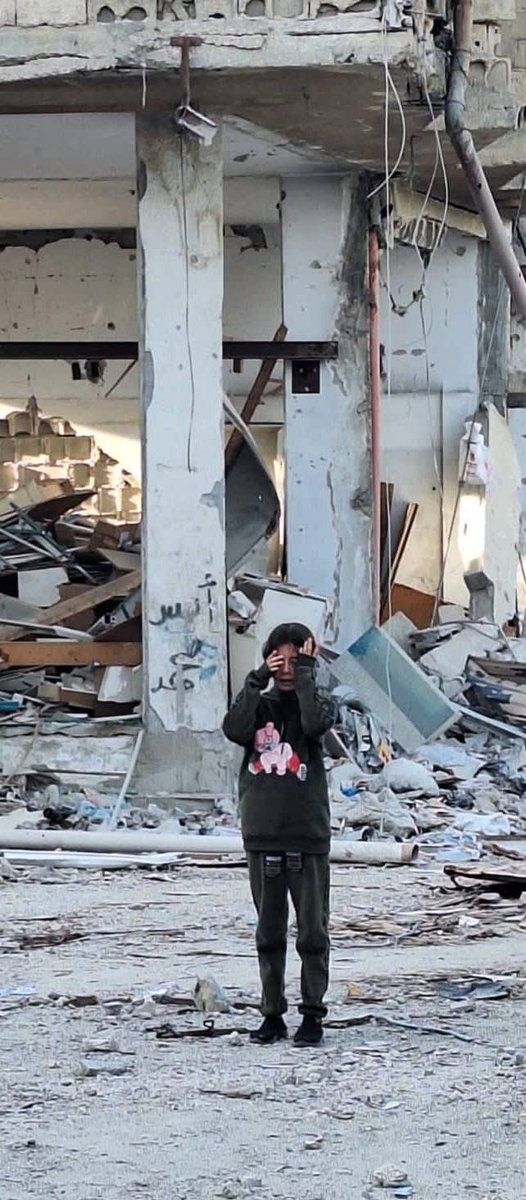 طفلة فلسطينية تبكي على ركام منزلها  
اليوم في رفح بعد انسحاب الجيش الاسرائيلي من رفح
تسقط دموع الطفلة في غزة على ذكرياتها ومنزلها الامن بينما في الشق الاخر في الوطن يوزعون الحلوى واصوات الاغاني لا تنخفض.
اللهم انصر اهل غزة على أعاديهم.
