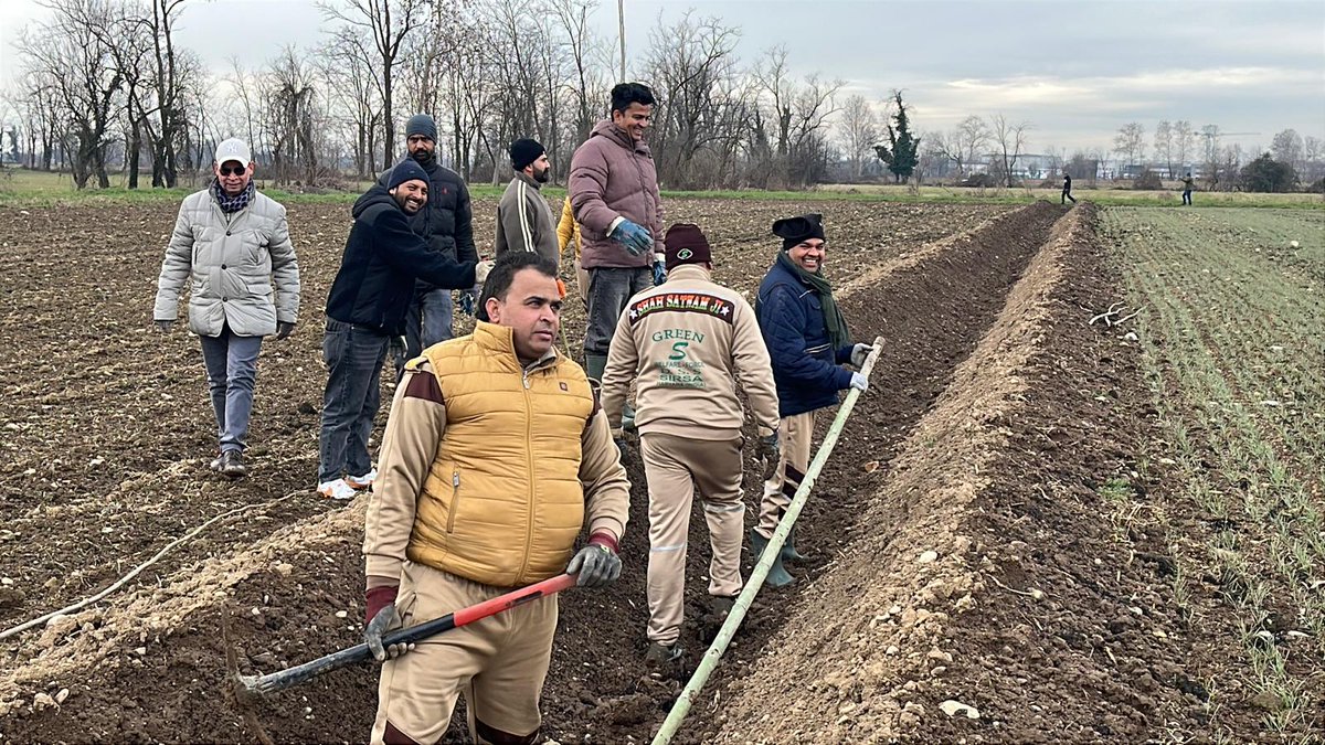 AvleenP33043's tweet photo. una speranza per il futuro. Attraverso queste iniziative, Dera Sacha Sauda incoraggia le persone a prendersi cura della natura come un dono prezioso. Ogni partecipante è ispirato a proteggere l'ambiente.
#TreePlantationByDSS

Saint Dr MSG Insan https://t.co/0LjmT5CI9i