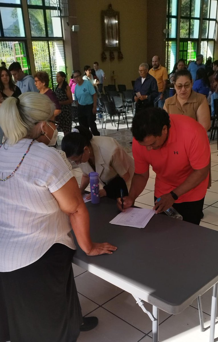 arpassv's tweet photo. #NoAlaMinería | Desde la parroquia Nuestra Señora de Lourdes, en Colón, La Libertad, se han comenzado a recolectar firmas para manifestar el rechazo ciudadano a la nueva Ley General de Minería.

📸: Cortesía https://t.co/PtbOpnQAOR