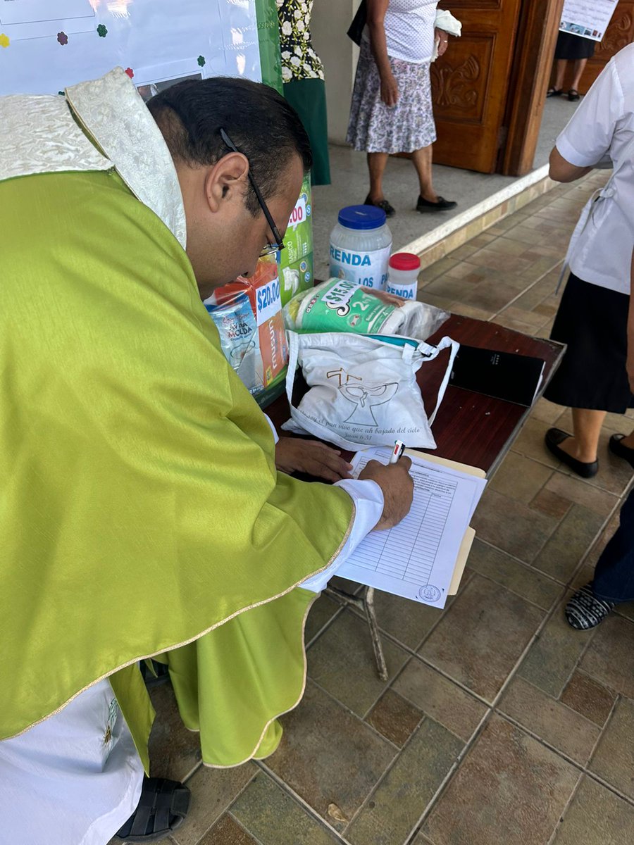 arpassv's tweet photo. #NoAlaMinería | Desde la parroquia Nuestra Señora de Lourdes, en Colón, La Libertad, se han comenzado a recolectar firmas para manifestar el rechazo ciudadano a la nueva Ley General de Minería.

📸: Cortesía https://t.co/PtbOpnQAOR