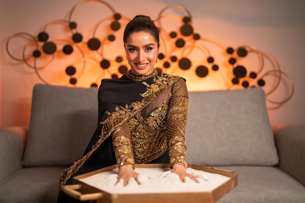 نجمة بوليوود المغنية والممثلة بطلة فيلم "Aashiqui 2 “ الفنانة شرادها كابور ❤️✨

The amazing Bollywood star, singer, and actress, and the lead of the film “Aashiqui 2,” Shraddha Kapoor ❤️✨

#BigTime 
#RiyadhSeason