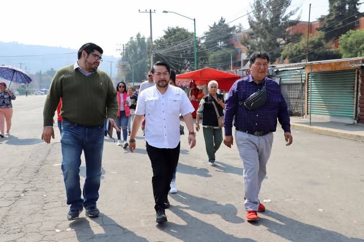 daniel_ser's tweet photo. Hoy me reuní con vecinos y vecinas de la Unidad Habitacional Niños Héroes para atender la situación del suministro de agua. Estuve acompañado por Cristian Emanuel Laguna Reyes, Director de @OperaguaIzcalli, quien brindó atención puntual a quienes así lo requieren. 🏘️💧

Seguimos trabajando en equipo para escuchar sus inquietudes y encontrar soluciones que beneficien a todas y todos. ¡Gracias por su confianza y participación! 👥