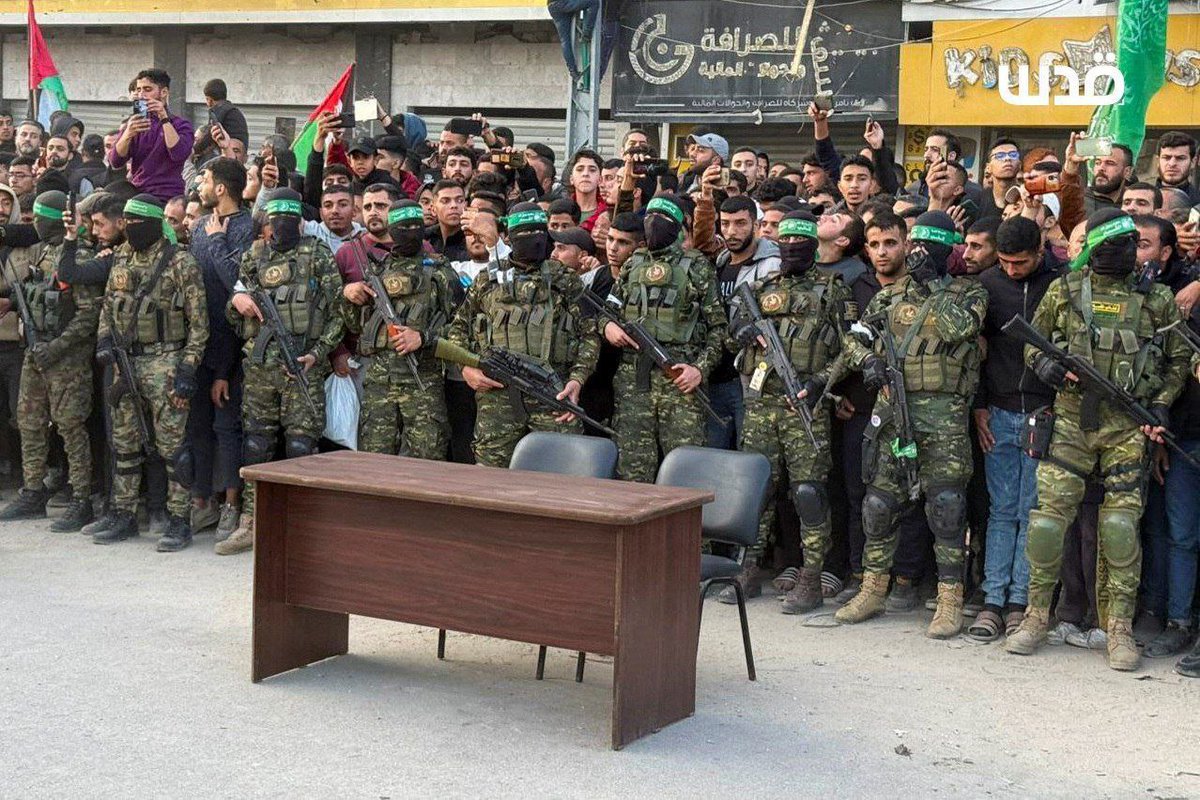 قناة i24NEWS العبرية: حماس قدمت "هدية" للأسيرات الصهاينة الثلاث المفرج عنهن، وهي صورة من غزة مرفقة بـ"شهادة تخرج".