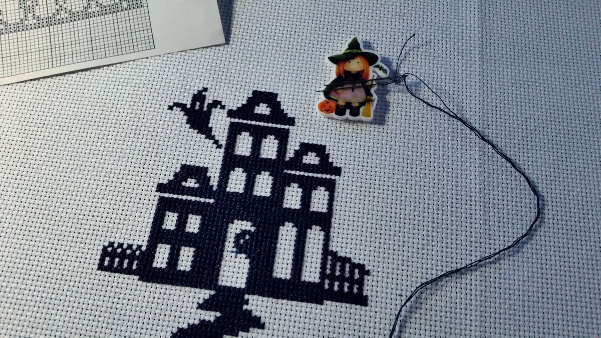 Heute wieder ein bisschen gestickt.
"Midnight Manor" von Waxing Moon Designs.
Ich sticke -fädig auf 14ct Aida. Der Stoff ist nicht ganz weiß, sondern elfenbein. Als Garn verwende ich Sticktwist "Marine" von Buttinette. (Entspricht DMC 0823, bzw. Anchor 0152)

#Kreuzstich