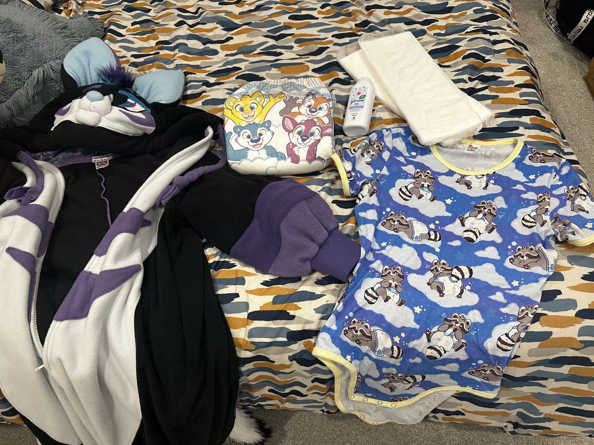 It’s that time of the evening again… time to get padded and cozy! 🍼🦊 #Babyfur #ABDL