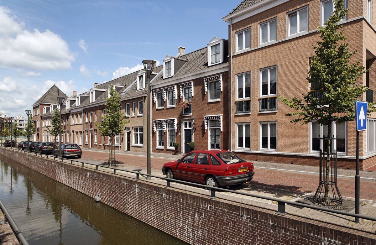 samofsamshire's tweet photo. Look at what they build in The Netherlands 🇳🇱 vs what we build in the UK. 

What an absolute joke 😂 Why is this the case? https://t.co/vhpGFzxmJe