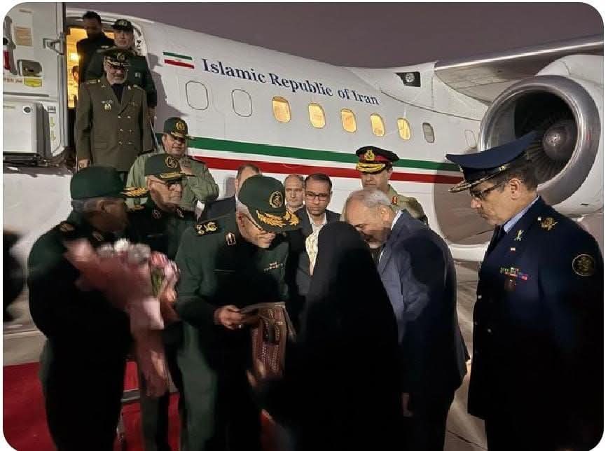 ایران آرمی چیف محمد باقری اعلیٰ سطح وفد کے ساتھ اسلام آباد پہنچ گئے، 
اسی ارمی چیف کی ایجنسیوں نے پاکستان کے  شیعہ نوجوانوں کو زینیبون کے نام پر عسکری تربیت دیکر واپس پاکستان بھیجا،اج جو پاکستان میں بدامنی اور فرقہ ورایت کے نام پہ جو قتل عام ہورہا ہے اس کی تمام ذمہ داری اسی پہ ہے