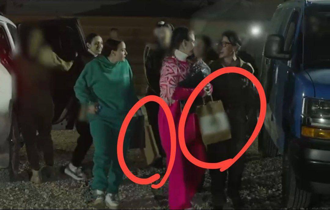 عاجل | القناة 12 العبرية: حماس أهدت كل أسيرة من الثلاث ظرفاً يحتوي خارطة قطاع غزة وصوراً تذكارية من الأسر.