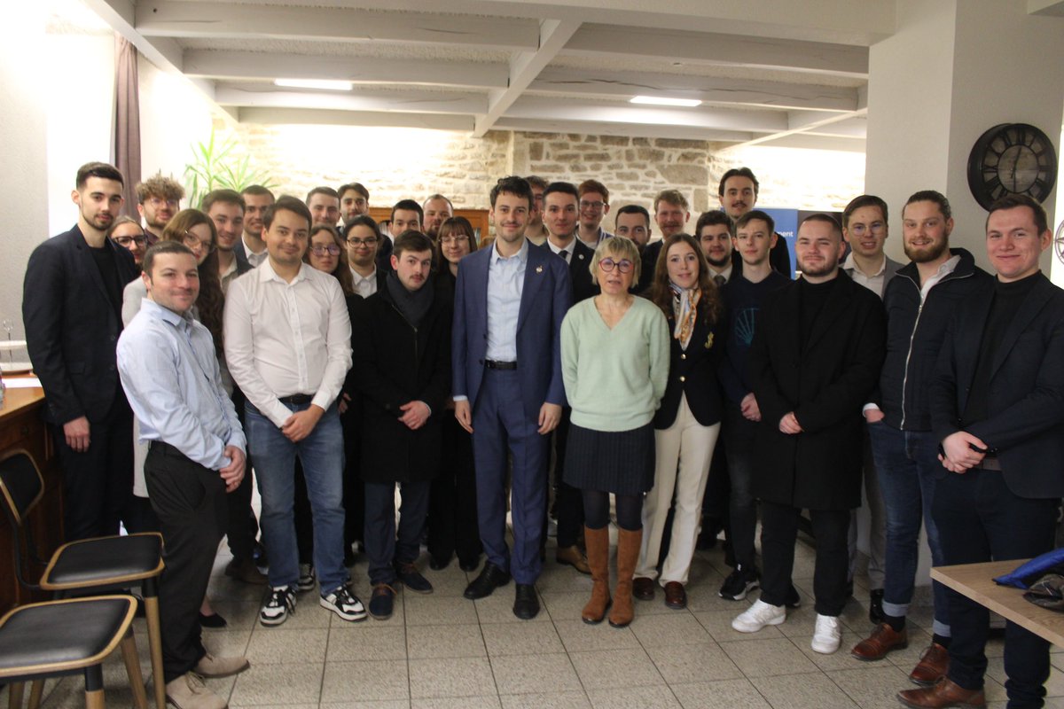 FranckNicolasRN's tweet photo. Quel succès pour ce week-end @RNJ_off organisé à #Plouay, dans le Morbihan !
Des intervenants inspirants, de futurs cadres de grand talent… Dans quelques années, la Bretagne sera une terre de victoires pour le @RNational_off.
L’avenir de la région s’écrira en bleu marine ! ⚓️ https://t.co/MD3ZZvSeJ1