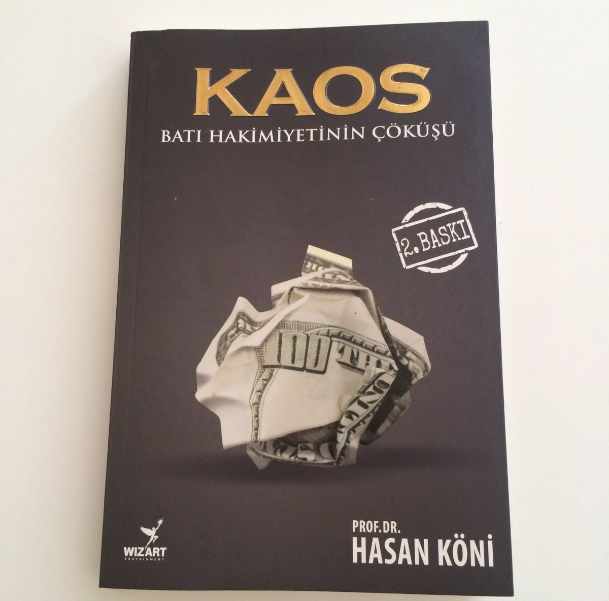 <a href="/mahfiegilmez/">Mahfi Eğilmez</a> Hocam Prof.Dr Hasan Köni Hocamız da 
yıllar önce bu kitapta yazmıştı…
Uluslararası siyaseti ve imtiyazlı güçlerin politikalarını anlatmıştı.
Olayları anlamak için iyi bir klavuz kitap.