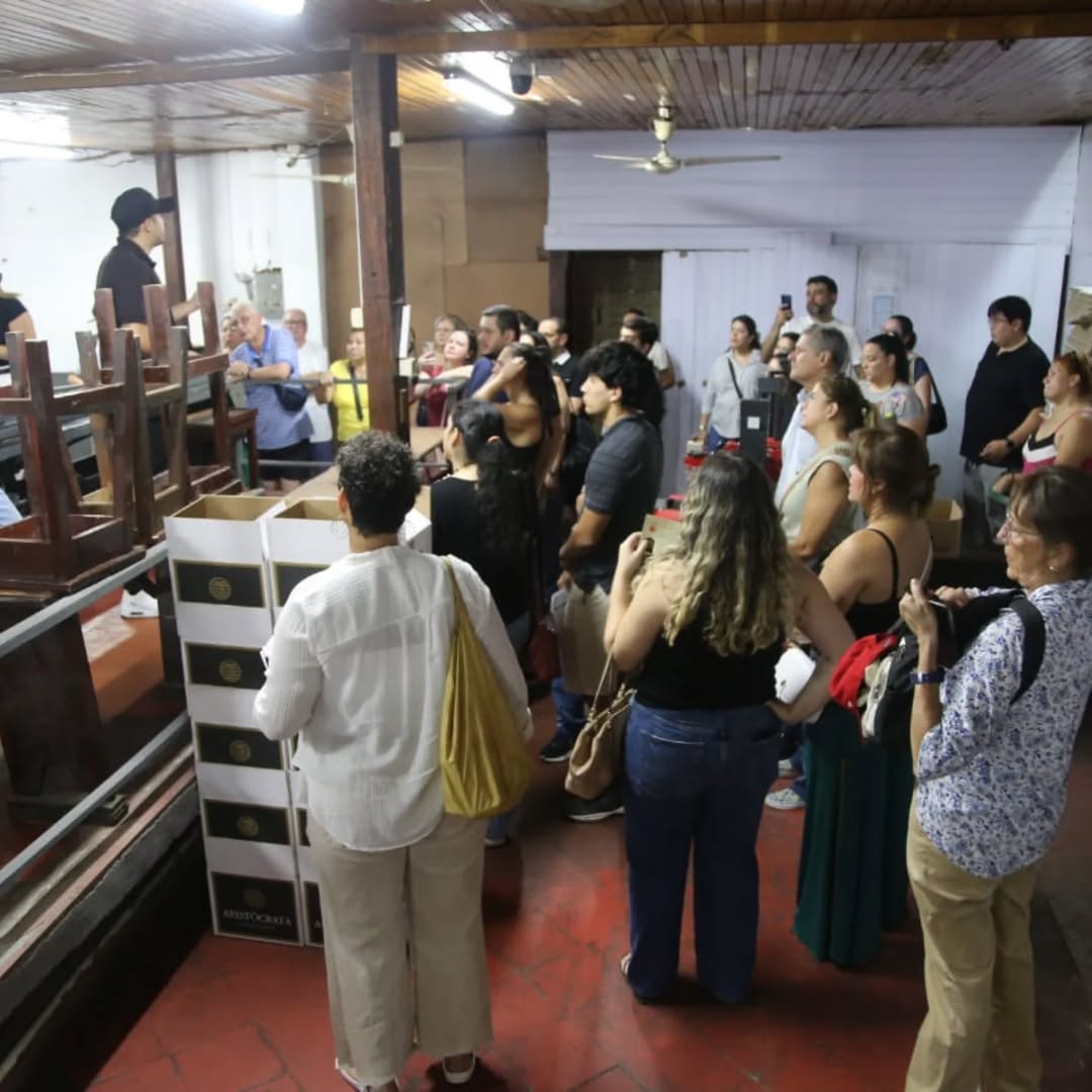 CulturaAsu's tweet image. Durante el recorrido, los participantes descubrieron la riqueza histórica y arquitectónica que este espacio alberga, reviviendo anécdotas que lo han marcado a lo largo del tiempo.
📸 Aquí les compartimos algunas imágenes 
#Historia #CAPASA #Cultura #Ciudad #Turismo #Patrimonio