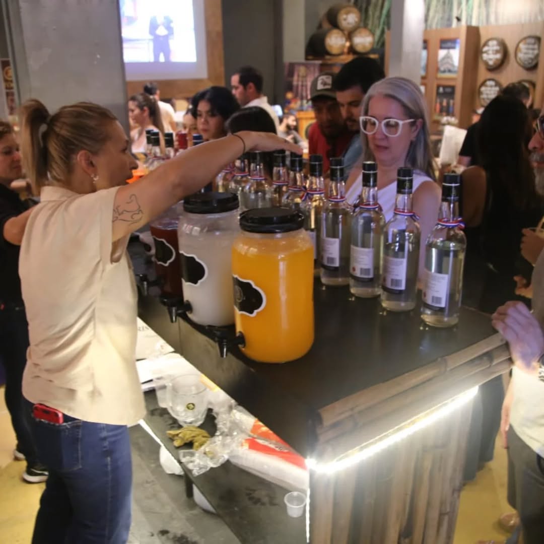 CulturaAsu's tweet image. Durante el recorrido, los participantes descubrieron la riqueza histórica y arquitectónica que este espacio alberga, reviviendo anécdotas que lo han marcado a lo largo del tiempo.
📸 Aquí les compartimos algunas imágenes 
#Historia #CAPASA #Cultura #Ciudad #Turismo #Patrimonio