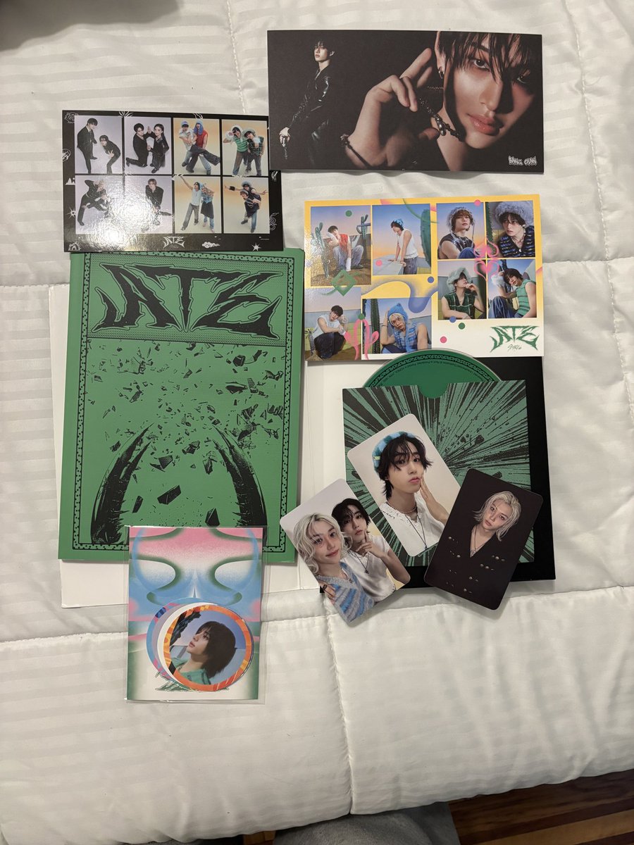 Saoniduarte92's tweet photo. Hello! I’m selling Stray Kids Ate album $20 usd preferably in nyc 🙌🏽 https://t.co/YIbAWml3SZ