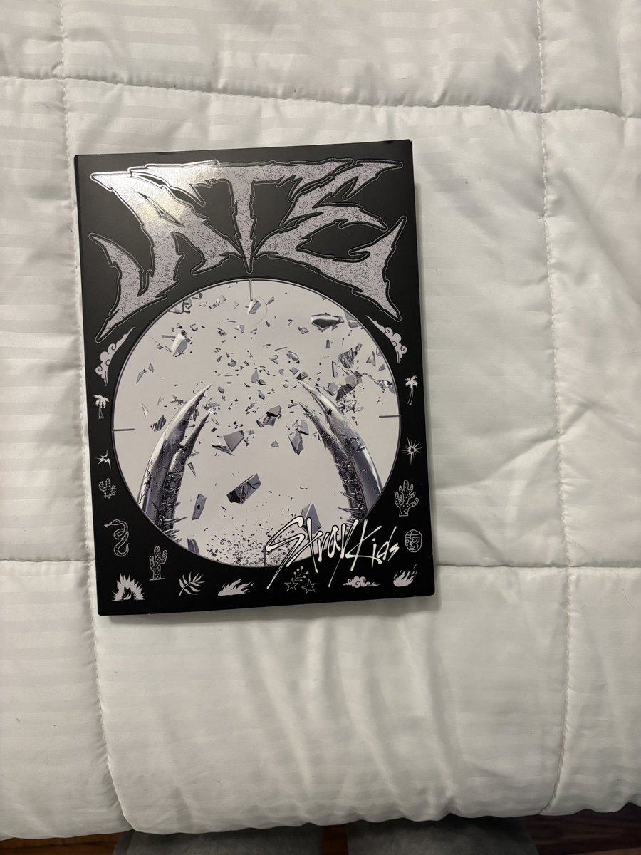 Saoniduarte92's tweet photo. Hello! I’m selling Stray Kids Ate album $20 usd preferably in nyc 🙌🏽 https://t.co/YIbAWml3SZ
