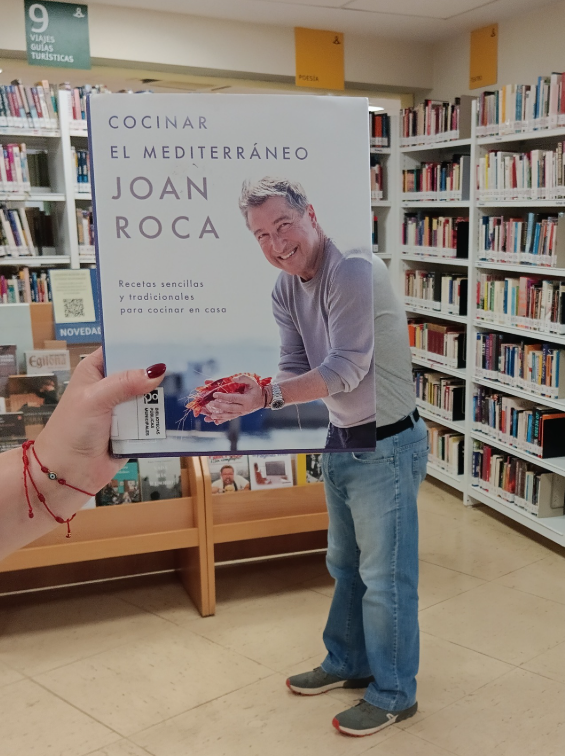 bpmmadrid's tweet photo. ¿Cómo van esos propósitos de año nuevo? ¿Bien? ¿O ya se han pasado las ganas? 😅
Si en tu lista estaba la cocina, este es tu bookface 🍽 🥰 'Cocinar el Mediterráneo' de Joan Roca. ¡Que aproveche!
#bpmbookface #bpmrecomendamos #bookfacefriday https://t.co/PuBKkOMI8t