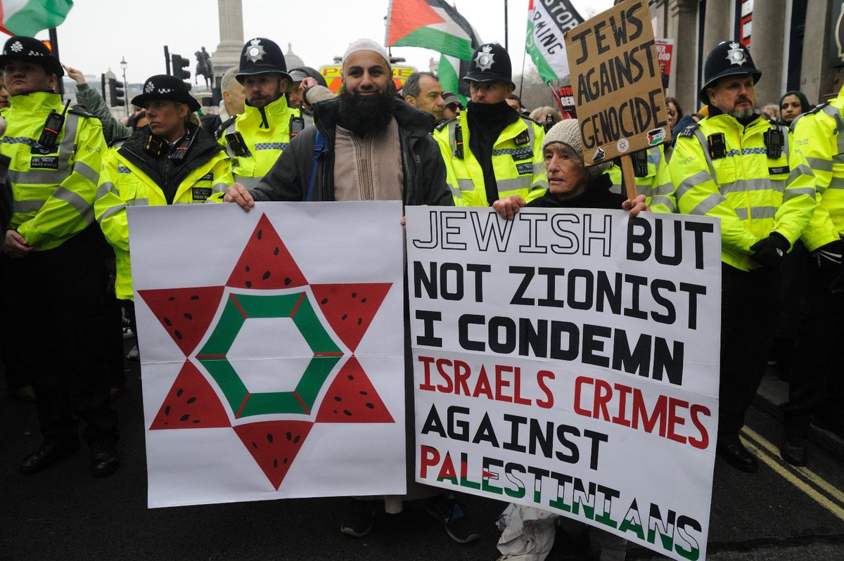 THREAD - A friend of mine asked me to share a situation which happened to her elderly mother, at the pro Palestinian demonstration which took place in London yesterday. Her mother, Michelle Trainer 82, sister of former High Court Judge Stephen Sedley QC 1/3