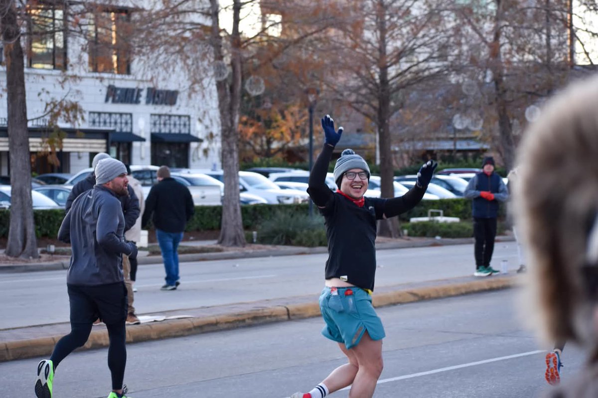 I ran a freaking marathon again, new PR 3h47min. Everything hurts but it was amazing!