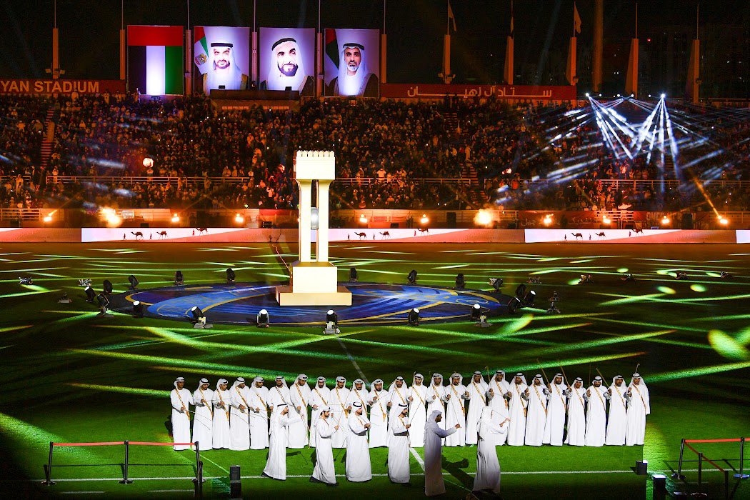 ارأيت كم تليق بك المنصات .. 
و كم تليق باستاد آل نهيان الأفراح و الاحتفالات 
عُد يا عنابي .. الجميع اشتاق إليك 

أوفياء العنابي ، ألف مبرووك لكم جميعا 🤎