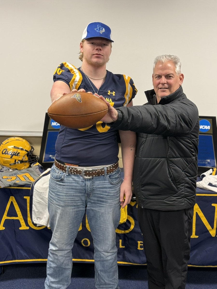 Had an amazing overnight visit at  Augustana College! Thank <a href="/AugieILfootball/">Augustana Football</a> and <a href="/Coachragone/">David Ragone</a> for having me out. 

<a href="/PewittPowerP/">Pewitt Football</a> 
<a href="/fortner_coach/">Coach Greg Fortner</a> 
<a href="/JRussell8721/">Jeremy Russell</a>