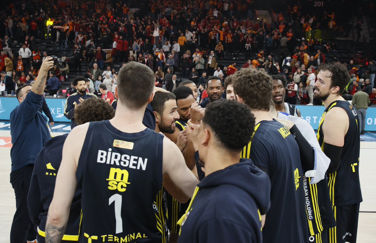 FBBasketbol's tweet photo. Fotoğrafın sesi var 👇😎

#YellowLegacy https://t.co/SIu6sfq1XO