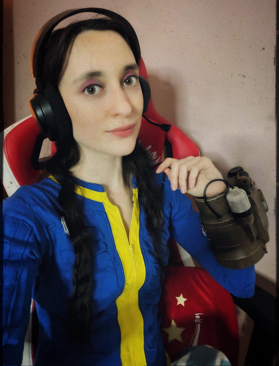 CrazyMCRAngel's tweet photo. ๐ฎ Cosy Sunday stream! โจ Got caught up making my finals cosplay, so stream starting about 8:15pm GMT!
Links in bio!
#fallout #vaultgirl #vaultgirlcosplayer #vaultgirlcosplay #falloutcosplay #nukacola #nobelchair #giftes #pipbot #falloutstream https://t.co/rHZZPStGy1
