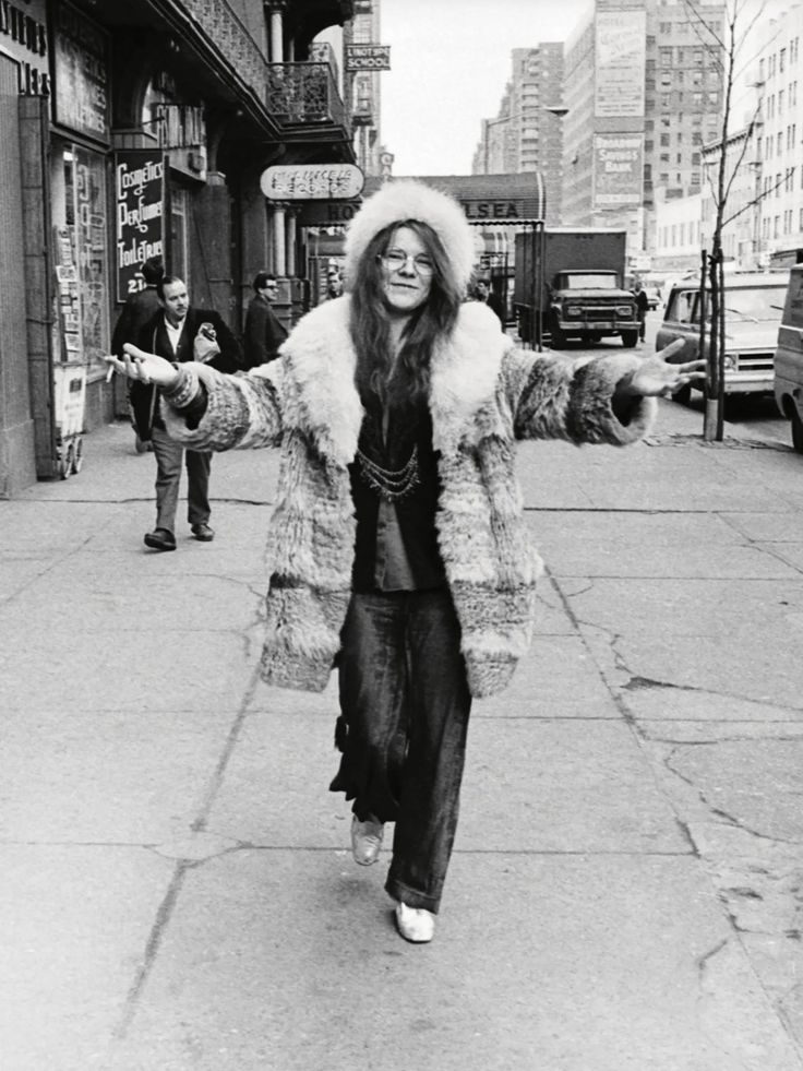 "No debes conformarte con menos de lo que te hace feliz. En lugar de elegir lo que crees que es mejor, ya sabes que tienes lo que necesitas cuando la felicidad llega".
Janis Joplin 
📷David Gahr