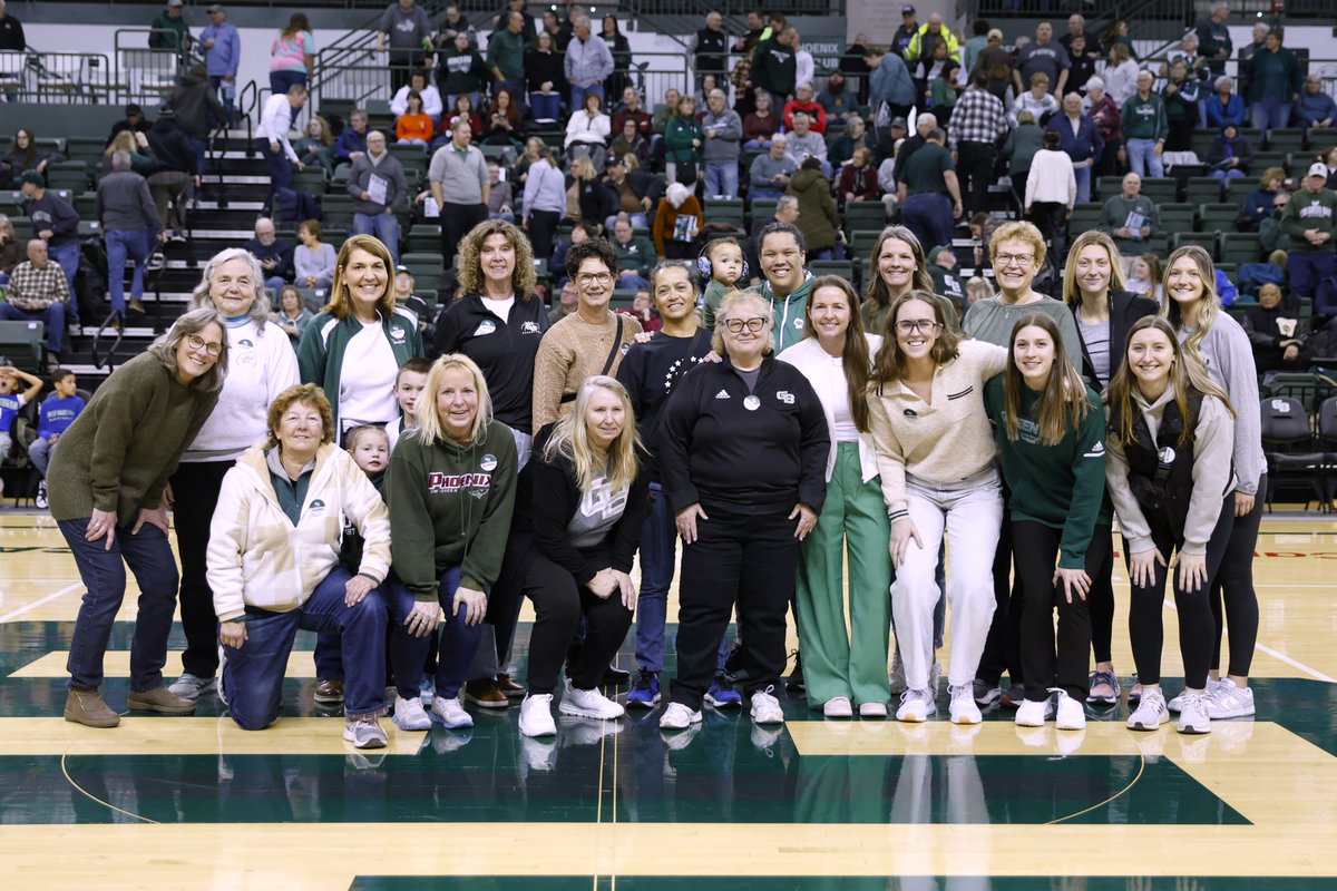 gbphoenixwbb's tweet photo. A special thank you to all of our incredible alumni who returned to the Kress yesterday! It was an honor to celebrate you and the rich history and tradition of Phoenix Women's Basketball 💚
#RiseWithUs https://t.co/cxMnUd0QM0