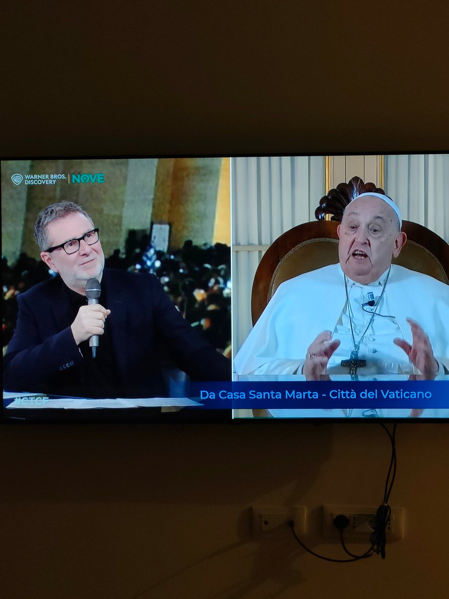 leosiligato's tweet photo. Sto veramente assistendo al papa che sponsorizza un libro da Fazio? https://t.co/SQlN2RhIuq