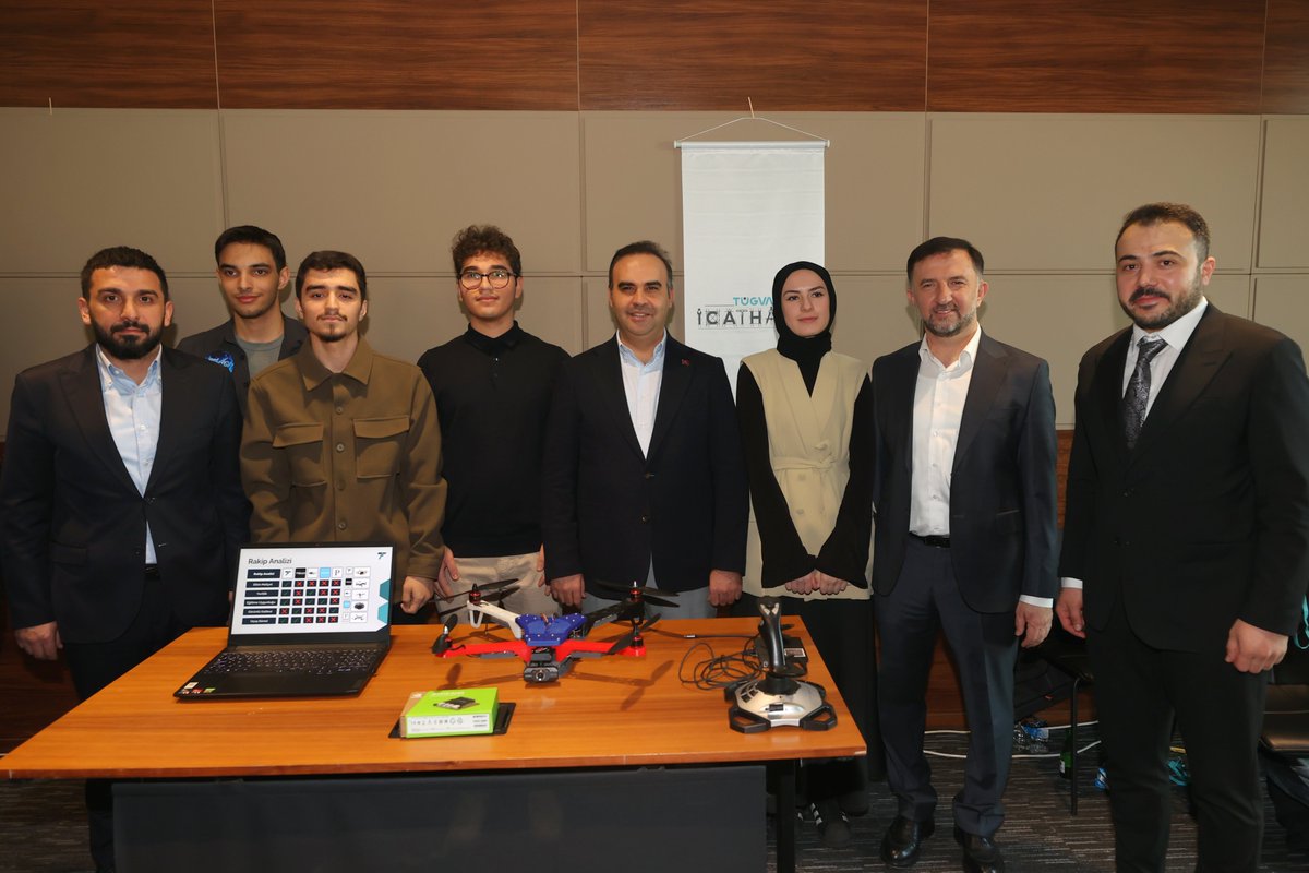 FirnasTech's tweet photo. 🚀 TÜGVA İcathane Güz Dönemi Kapanış Programı'ndaydık!  

📍 Sanayi ve Teknoloji Bakanı Sn. @mfatihkacir, TUSAŞ Genel Müdürü @dr_mdemiroglu, TÜGVA Genel Başkanı
@ibrahim_besinci, Bilişim Vadisi Genel Müdürü
@erkamtuzgen  ve diğer kıymetli misafirler standımızı ziyaret etti. https://t.co/JAS8ET5mdf