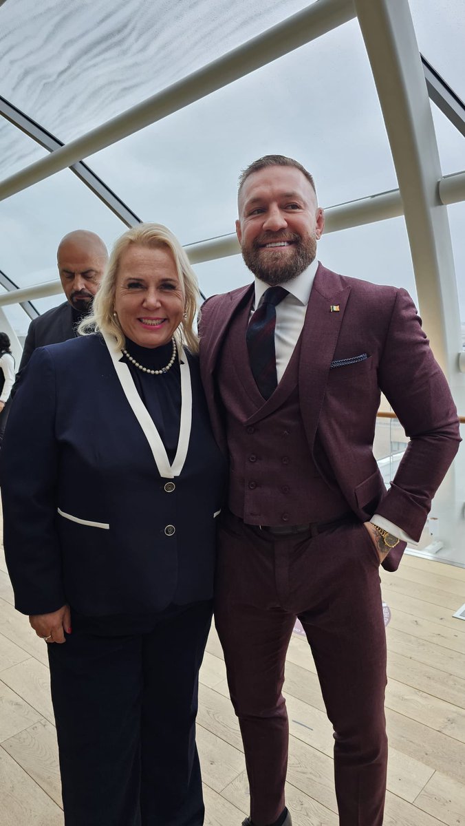 Nobody from the Irish government was invited to Trump's inauguration. 

Meanwhile, Conor McGregor is strolling around DC meeting politicians and Gold Star families. 

Good job, ambassador McGregor 👏 🇮🇪🤝🇺🇸