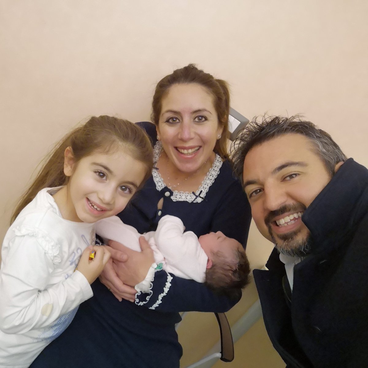 lucarallo's tweet photo. Cinque anni fa, il primo selfie in 4. #19gennaio #Antinea #Iside https://t.co/Obl8WsRRVc