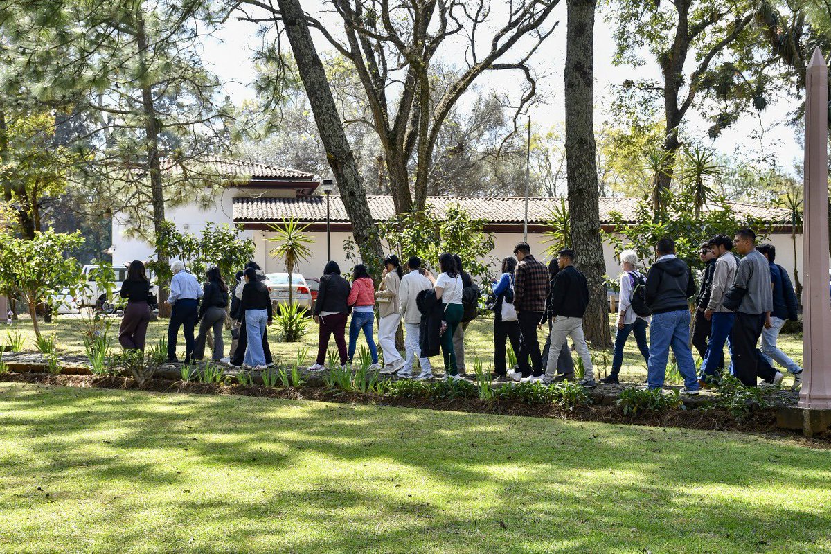 CREFAL_Oficial's tweet photo. ✨ Hoy recibimos a docentes y estudiantes de la Licenciatura en Español de la @NormalGto ✨
Con un recorrido guiado por las instalaciones del #CREFAL, presentamos nuestra oferta educativa y destacamos la riqueza de nuestro patrimonio cultural e histórico.
Gracias @NormalGto por este intercambio educativo y cultural que fortalece los lazos con la comunidad académica. 📚✨
#EducaciónYCultura #PatrimonioCultural #DesarrolloComunitario