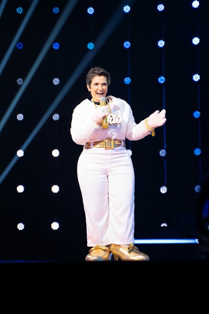 euopinadora's tweet photo. A Sandra Annenberg, uma das melhores pessoas desse país, foi eliminada sendo a Carminha, uma das melhores personagens desse país. Eu vou pra porta do quartel #themaskedsingerbr #TheMaskedSinger https://t.co/uBmXNbzIG3
