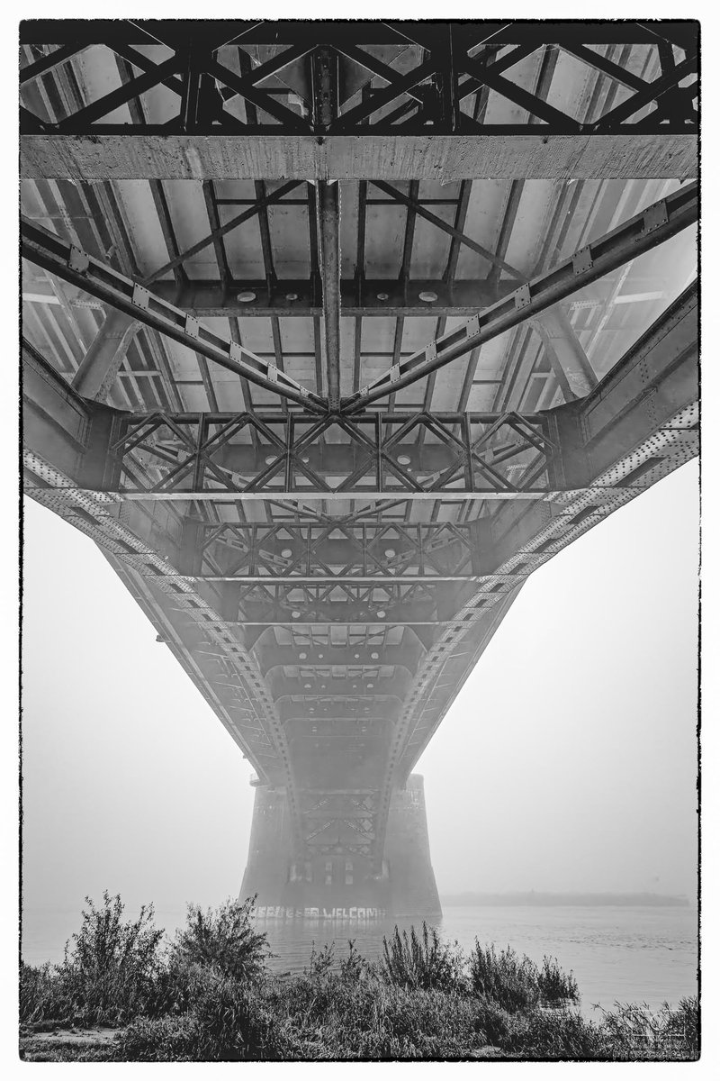 E_van_den_Ham's tweet image. Over Spanning
Onder de overspanning,
Zocht ze ontspanning.
Stiekem zoenen en meer...
De #Spanning stijgt.
Kledingstukken vallen,
Eén voor één, van top tot teen.
Twee lichamen versmelten.
Spanning en ontlading.
Tot bij zijn laatste zucht,
De stilte wordt verbroken.
In het…