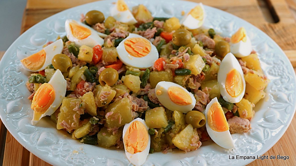 Begonav's tweet photo. Ensalada  Templada de Patatas y Judias, con unos ingredientes tan sencillos que  hacen de ésta Ensalada un recetón de lo más completo y delicioso. Puedes  ver ya la vídeo receta en nuestro Canal de YouTube 👉👇https://t.co/B71ApPM3SW
#ensaladas #recetas #patatas https://t.co/k3SIUJwzsW
