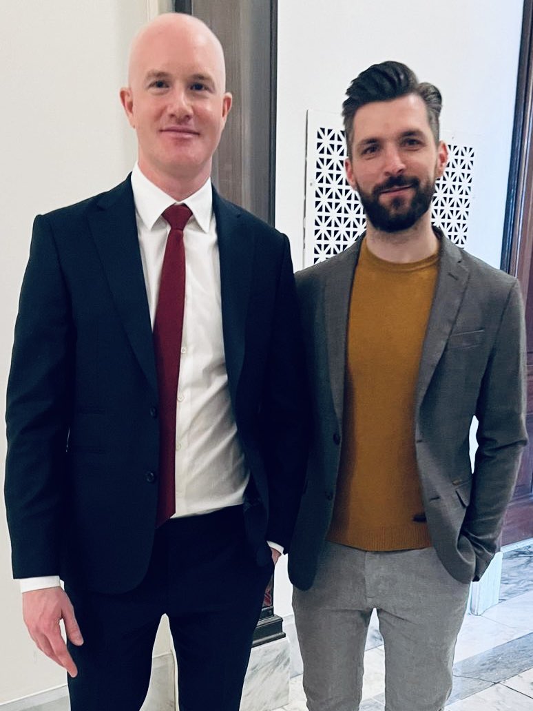 beniaminmincu's tweet photo. Made a brief visit to the Senate building in Washington DC yesterday, and ran into Brian.

It’s great to see the progress Coinbase is driving. Accelerating US crypto adoption — both onchain and offchain 🇺🇸 https://t.co/FnHmJfh9dX