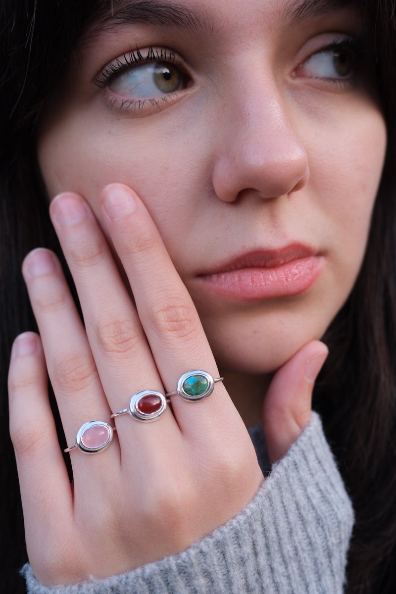 ValentJewels's tweet photo. Modelimdeki zarif ellerde firuze, akik ve pembe kuvars yüzüklerle Valent’in en özel tasarımlarını keşfedin. 💎✨ https://t.co/HfZt4ACX3j