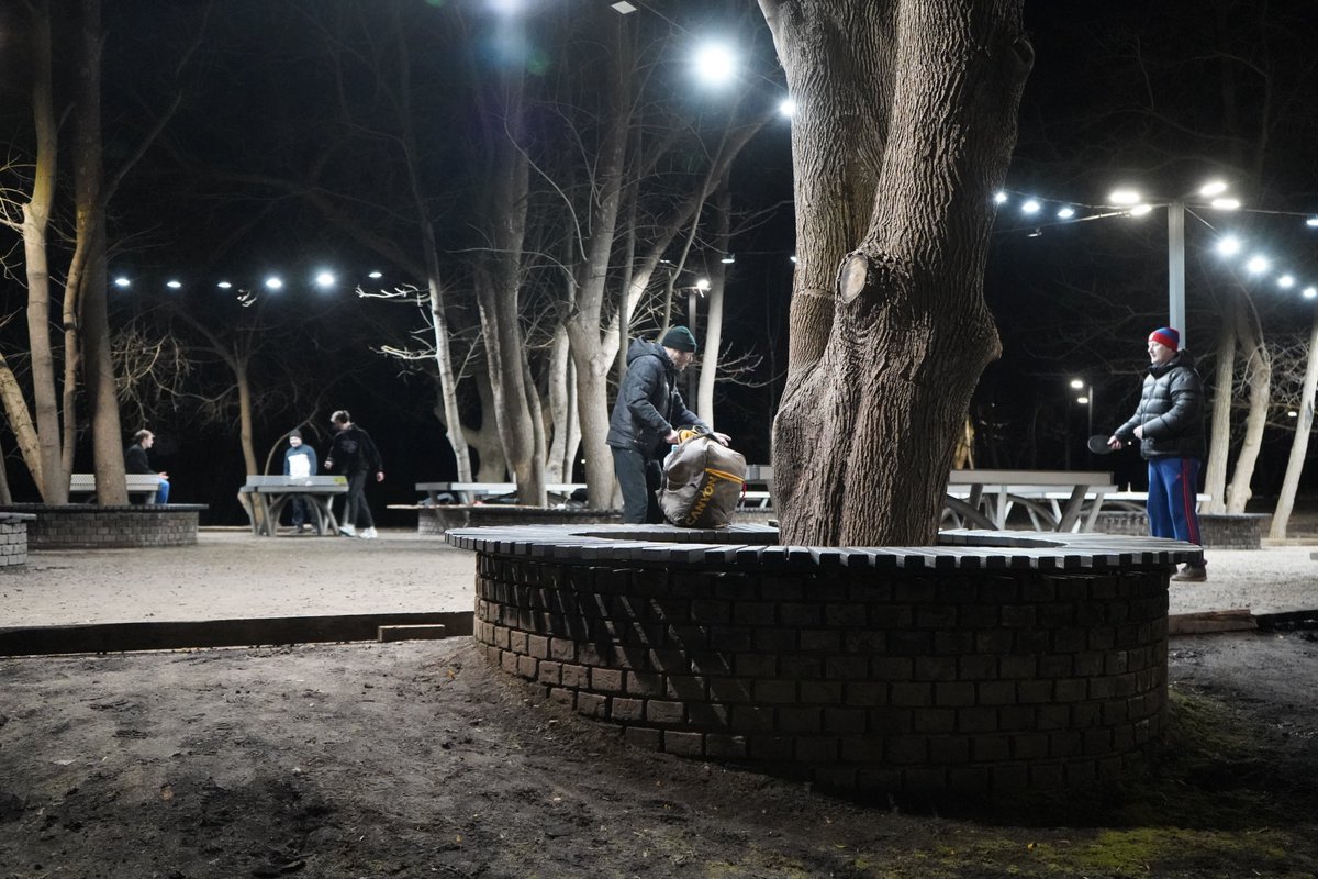 It was a quiet Sunday evening in #Kharkiv, so I decided to go for a walk in Sarzhyn Yar Park. 

This is my favorite park in the city and it resembles me of Central Park in New York - a huge green space amidst the buildings around it. 

Despite the fact that the temperature