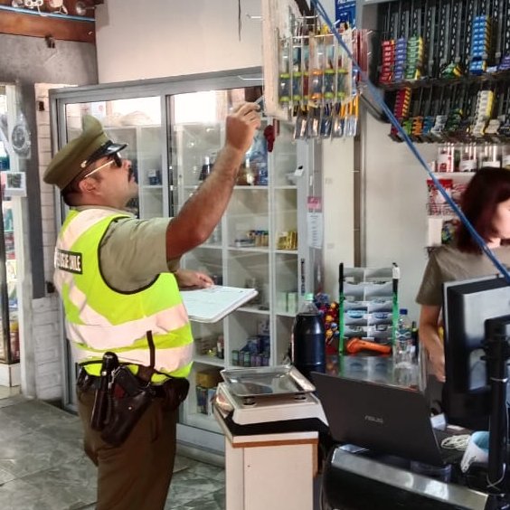 Carab_Maule's tweet photo. #PARRAL: Comprometidos con la seguridad,Carabineros #Digua fiscaliza locales comerciales del sector #Camelias,educando en disminuir los factores de riesgo en los delitos de robos o hurtos, tanto a los trabajadores como a los vecinos concurrentes a las tiendas.
#CarabinerosDeTodos https://t.co/EDyjaVl5bp