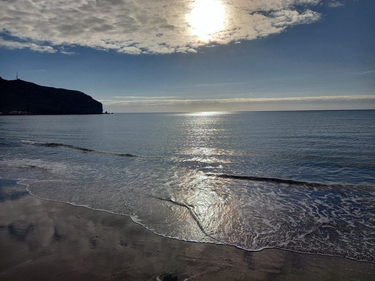 Preciosa imagen que nos llega y que nos  transmite serenidad y tranquilidad desde la playa de Gran Tarajal ...

📷 <a href="/antonio/">Antonio Altamirano</a>.betancor.148 

#amanecer
#GranTarajal
#enero2025
# inviernoencanarias