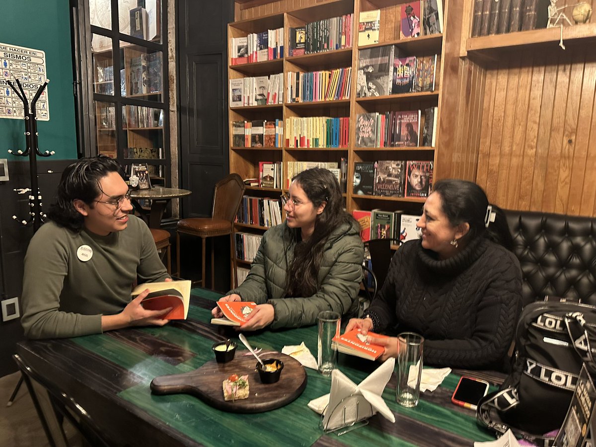 librosdelperro's tweet photo. Algunos instantes del Círculo de lectura de _Horizontes_ de @PinachoNestor en #Anticitera ¡Gracias a todxs! 📙✨☕️ https://t.co/gG13eVSK9F