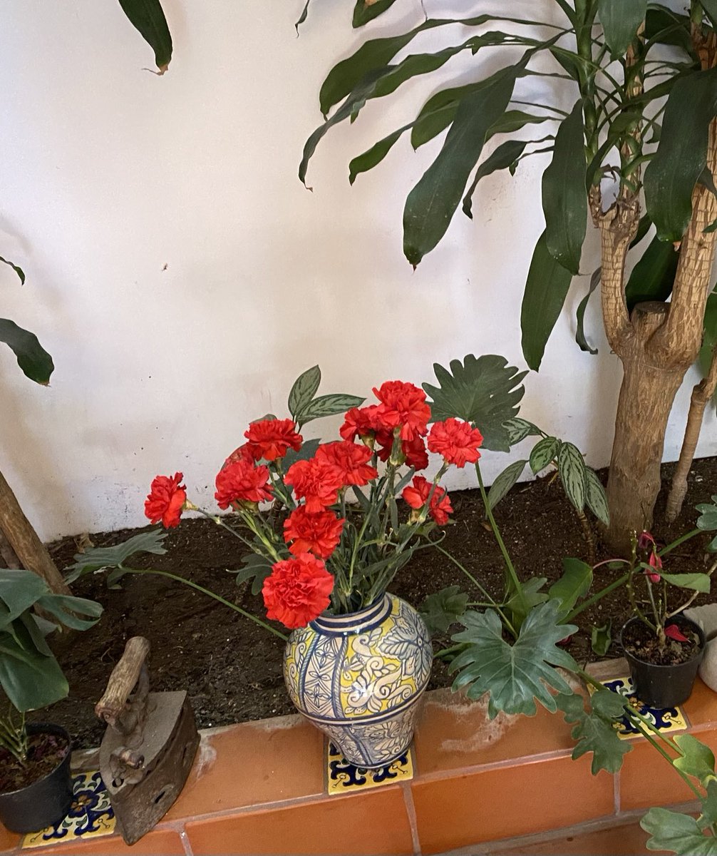 Jarrón con flores y ganas de que llegue mi mamá: